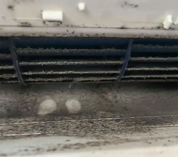 青浦空调吹的风有股烧焦味是怎么回事